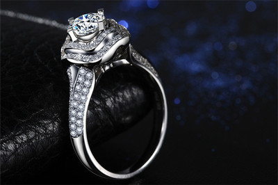 璀璨永恒 白18K金镶嵌1.5克拉定制钻石戒指的华美演绎